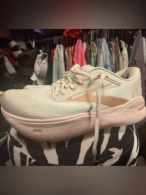 Brooks Women's Neutral Run Shoes - Blush Pink and Cream